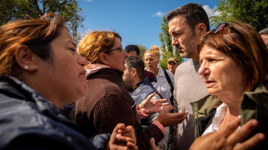 “Mójate como nosotros”: Vecinos de Bahía Blanca increpan a Bullrich y Petri en medio de la crisis por inundaciones