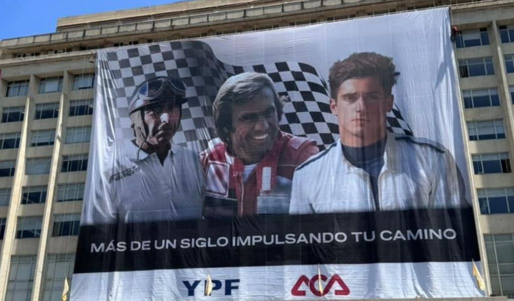 FANGIO, REUTEMANN Y COLAPINTO, UNIDOS POR UNA GIGANTOGRAFÍA EN EL EDIFICIO DEL AUTOMÓVIL CLUB ARGENTINO EN PALERMO