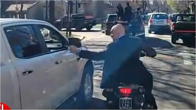 Insólito: desesperado, Espert huyó en moto tras el violento final de la caravana de Milei en Lomas de Zamora
