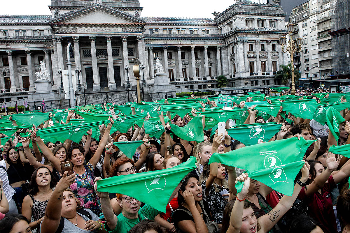 ¿Adiós a las conquistas legales del feminismo? El gobierno nacional plantea derogar la Ley Micaela, la figura de feminidio y el DNI no binario