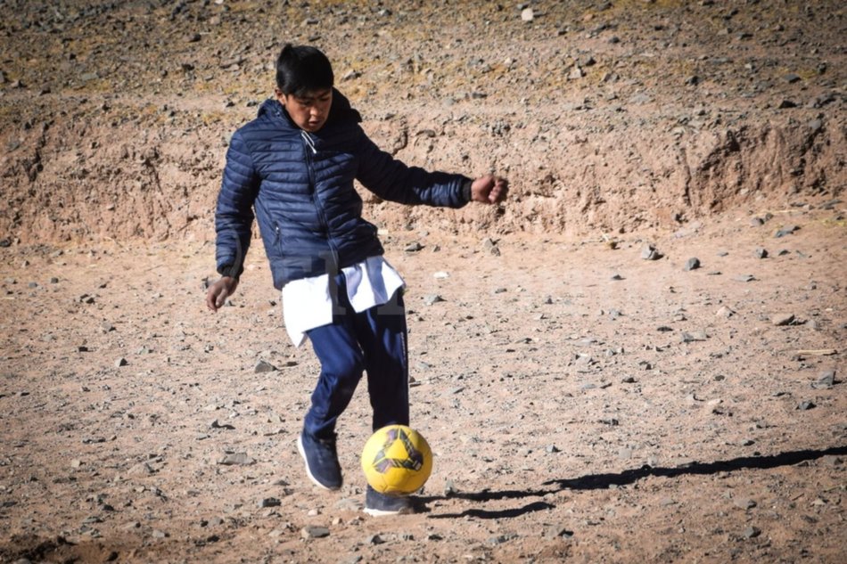 Desde La Puna salteña con amor y coraje: Giovani sueña en grande a 3.480 metros de altura con la pelota en la mano