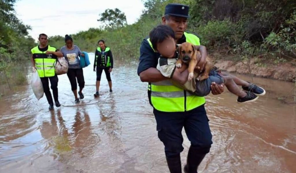 "No se abandona a la familia”: Rescatan a un niño que se aferraba a su perro en la inundación del Pilcomayo