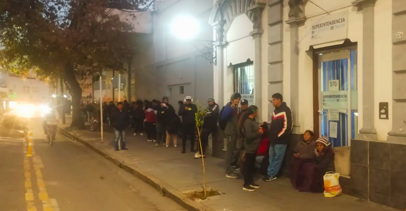Postal del abandono: Salteños duermen en la calle para renovar pensiones por discapacidad