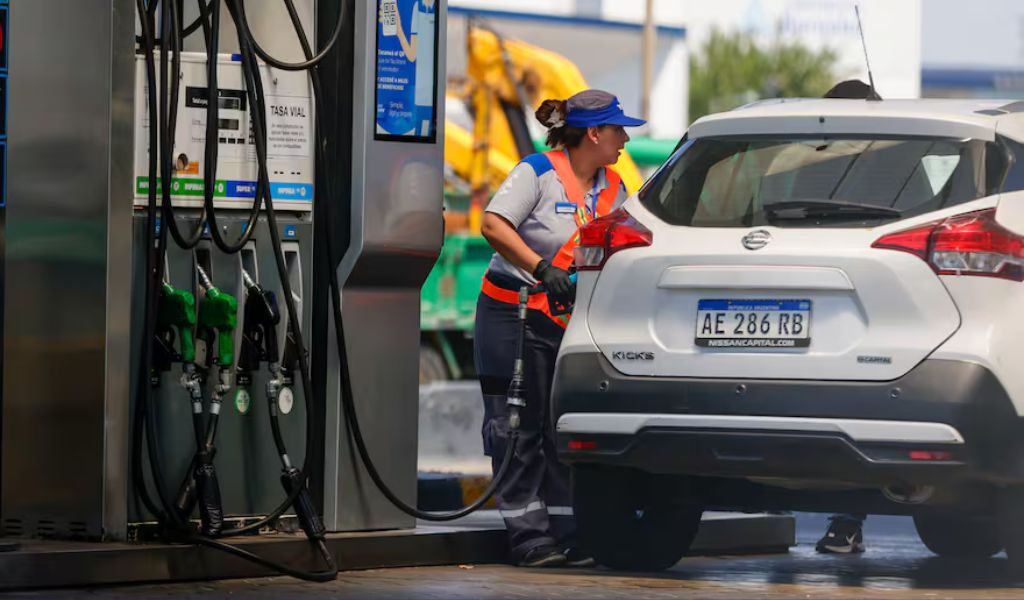 YPF anunció que baja 4% el precio de los combustibles a partir del 1 de mayo