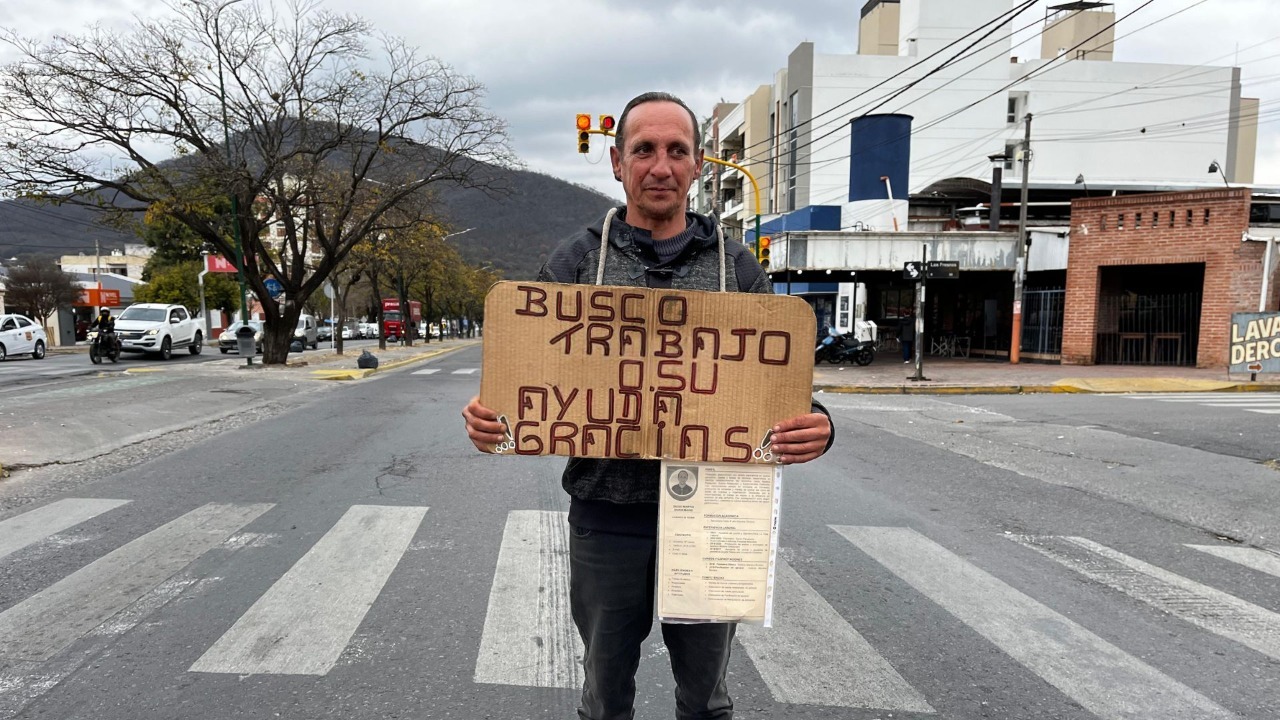 “Solo pido una oportunidad”: Tiene 52 años, duerme en un patio prestado y busca trabajo en las calles de Salta con un cartel